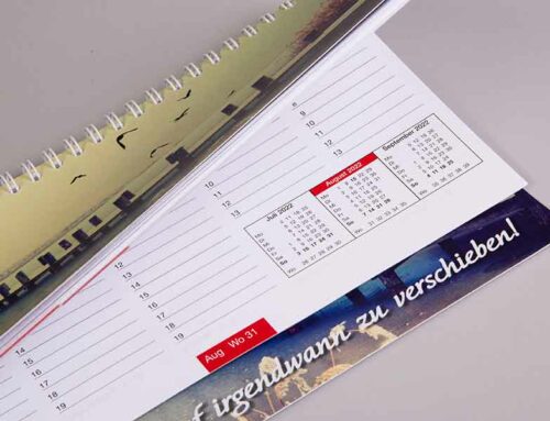 Quertischkalender mit verlängerter Rückpappe