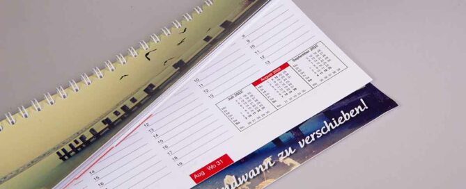 Quertischkalender mit verlängerter Rückpappe drucken lassen